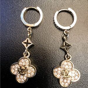 Stunning LV earrings